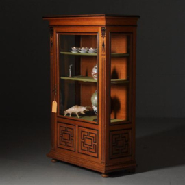 Antieke kast / Hollandse Vitrine 3 zijdig glas ca. 1880 met zwart gepolitoerde profiellijsten (No.432239)