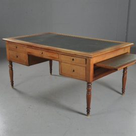 Antieke bureaus / Kersenhouten schrijftafel ingelegd met goud gestempeld leer 20e eeuw (No.460248)