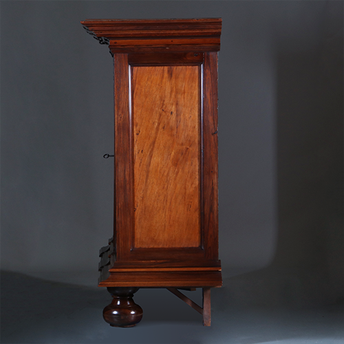 Koloniale kast  ca 1700 ( museale kwaliteit in massief palissander en djati No.311425)