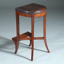 Antieke kruk ca 1810 op 4 sabelpoten met voetenplank het leer prachtig doorleefd  (No.740445)