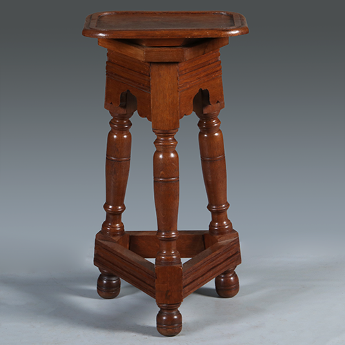 Robuuste piëdestal of atelier bok ca 1890 voor presentatie van kunstwerk ca 1900 (No.301622)