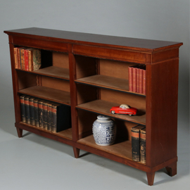 Lage brede open boekenkast in mahonie met zwart lederen biesjes ca 1910 (No.450355)