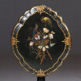 Antieke bijzettafels / wijntafel / Frans tilttop tafeltje in zwart laque ca. 1855 met bloemen en pauwen (No.721330)
