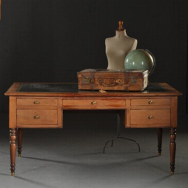 Antieke bureaus / Kersenhouten schrijftafel ingelegd met goud gestempeld leer 20e eeuw (No.460248)