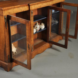 Antieke kast /  Blonde noten vitrine Credenza met breakfront ca. 1890 met originele ontwerptekening (No.430614)