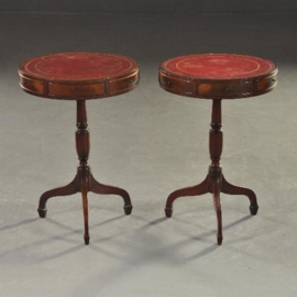 Antieke bijzettafels / Stel van 2 revolving drumtables ca. 1930 met rood leer en elk 3 laden (No.212250)