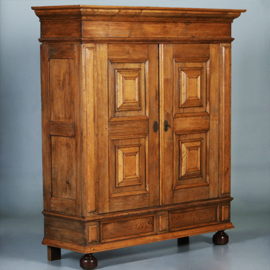 Blond stoere eiken tweedeurskast ca 1800 op bolpoten [No.960740)