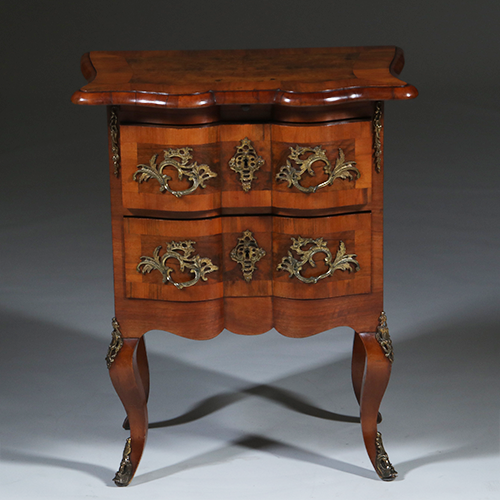 Kleine orgel gebogen commode ca 1750 met schrijfblad of schenkblad wortelnoten (No.303010)
