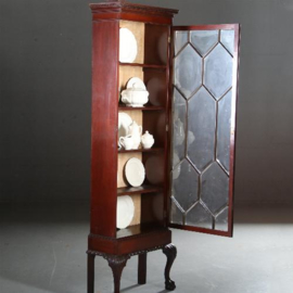 Antieke kast / Smalle hoge vitrine of boekenkast in Chippendale stijl ca. 1920 donker mahonie (No.591045)