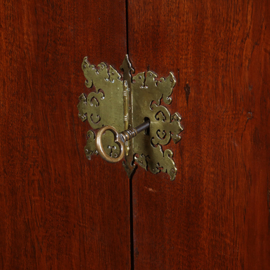 Hollands Koloniaal Tafelkastje ingericht als bar met brons beslag (No;391135)