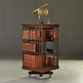 Antieke bijzettafels / Boekenmolen ca. 1900 hoog model met drie verdiepingen op nieuwe wieltjes (No.142123)