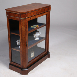 Lage eendeurs vitrinekast met aan drie zijde glas en bronzen details (No.322155)
