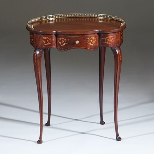 Niervormig latafeltje klein schrijftafeltje Frankrijk ca 1900 met lade inlegwerk en gegoten bronzen balustrade (No.301845)
