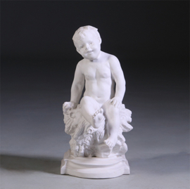 50 cm hg - Grote guitige Putto op sokkel in biscuit naar "August Moreau" ca 1900 (No.941621)