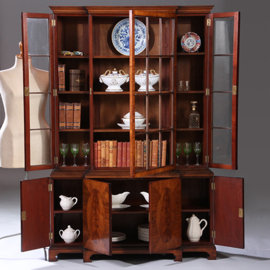 Kleine break front boekenkast / servieskast in de onovertroffen kwaliteit van "Gill & Reigate London" ca 1900 (No.211710)