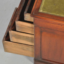 Antieke bureaus / Mahonie partners desk met groen leer 12 laden en 2 geheime laden. (No.341622)