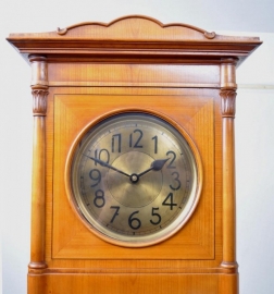 Antiek staand horloge / Grandfather clock in kersenhout met gebombeerde onderkast. (No.94100)