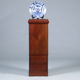 Art deco Zuilvormige kast of kastvormige zuil met 1 deur en twee kleine laden ca 1915 (No.431540)