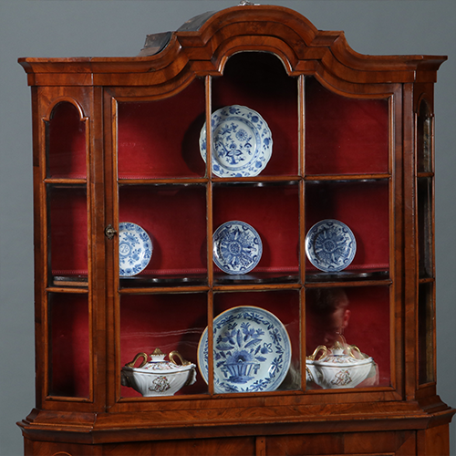 Elegante ondiepe Zilverkast of Porseleinkast wortelnoten ca 1750 rococo (No.300245)