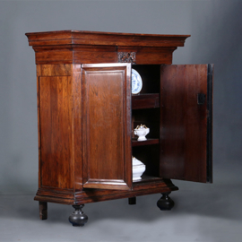 Kleine donker palissander pastoorskast  ca 1700 met cherubijnen (No.422420)