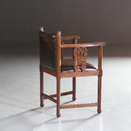 Antieke stoelen / stel van 2 Hollandse bureaustoelen / armstoelen ca. 1900 met leer bekleed (No.582833)