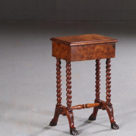 Antieke bijzettafels / Zeer klein bijzettafeltje ca. 1920 op gesneden hoefjes met lade (No.661754)