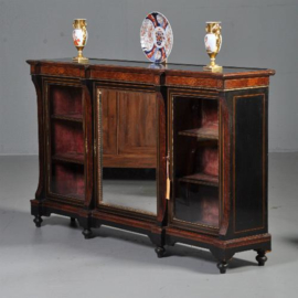 Antieke kast / Victoriaanse credenza ca. 1875 zwart gepolitoerd met noten accenten,  1 spiegeldeur en 2 vitrinedeuren (No.430621)