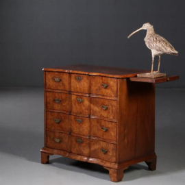 Antieke ladenkast / Barok commode ca. 1740 orgelgebogen in wortelnoten (No.782002)