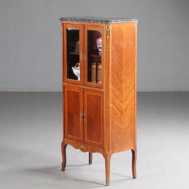 Antieke kast / Notenhouten Louis Seize stijl vitrinekast ca. 1910 met brons en marmer (No.630943)