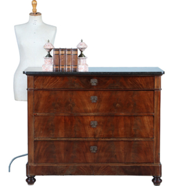 Strakke eenvoudige Biedermeier commode met 4 laden en marmerblad ca 1825 (No.391105)