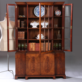 Kleine break front boekenkast / servieskast in de onovertroffen kwaliteit van "Gill & Reigate London" ca 1900 (No.211710)