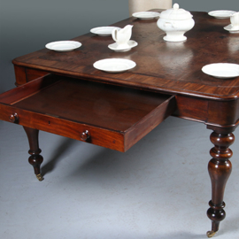 Eetkamertafel  óf werktafel  eetkamertafel met geweldig mooi doorleefd leer een echte leeftafel ca 1840 (No.E283035)