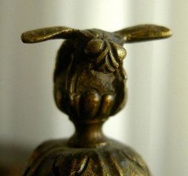 Antieke Bronzen Inktpothouder met ramskoppen en een bij (No.0098414)