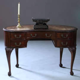Niervormig bureau met fabelachtig mooi oud leer en 5 laden ca 1900 (No.230210)