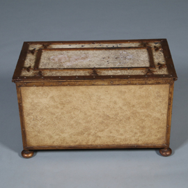 Antieke IJzeren beschilderde Empire kist in prachtige oude kleur op bolpoten en met sterren ca 1810 (No.431565)