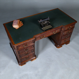 Chique Engels bureau met een groen ingelegd schrijfblad en inspringend front ca 1880 (No.450330)