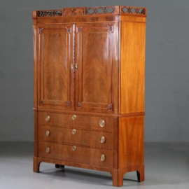 Antieke kast / Zeer strak Louis Seize kabinet ca. 1790  in blond mahonie (No.781550)