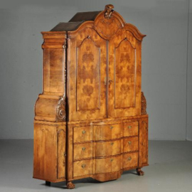 Antieke kast / Uitzonderlijk Hollands barok 4-deurs kabinet ca. 1735 in blond (wortel)notenhout (No.351051)