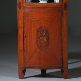 Kwart ronde of bow front hoekkast Engeland ca 1790 fraai ingelegd (No.283020HK)