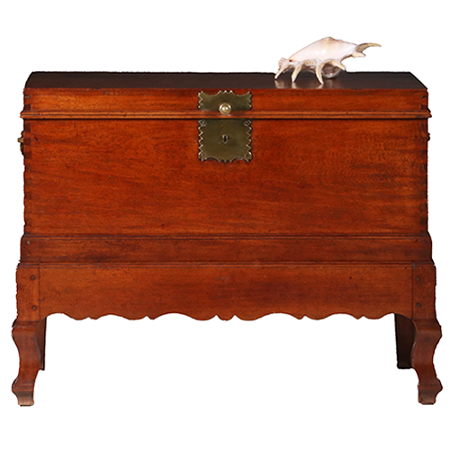 Koloniale compagnie kist ca 1775 op onderstel met bronzen grepen (No.311430)