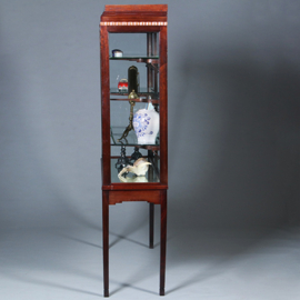 Art Deco vitrinekast in mahonie met contrasterende essenhouten golflijst ca 1915 (No.421025)