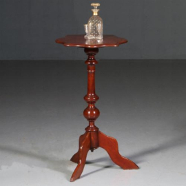 Antieke bijzettafel / Wijntafel geschulpt blad op gedraaide poot ca. 1875 mahonie (No.771745)
