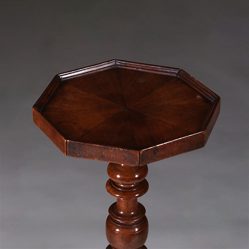 Gueridon of lampentafel ca 1735 notenhout fraaie patina( No.311410)