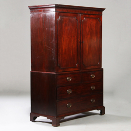 Engels donker mahonie kabinet of Linnenpress met praktische schuiven achter de deuren ca 1820 (No.210405)