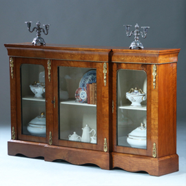 Credenza vitrine met 3 beglaasde deuren ca 1870 notenhouten fraaie nerf (No.230220)