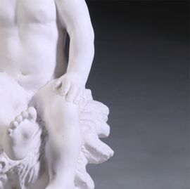 50 cm hg - Grote guitige Putto op sokkel in biscuit naar "August Moreau" ca 1900 (No.941621)