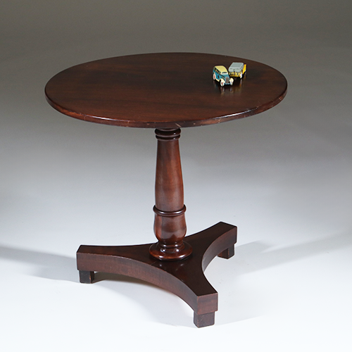 Ronde Biedermeier salontafeltje in mahonie ca. 1830 (No.301815)