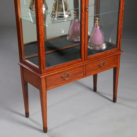 Unieke satijnhouten vitrine met halfronde glazen bovenkant ca 1900  (No.232010)