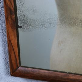 Soester spiegel ca 1800 met origineel tweedelig spiegelglas (No.231615) Hoogte 0,85 m.