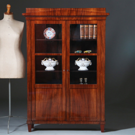 Kleine zeer strakke Biedermeier boekenkast of servieskast ca 1820 donker interieur (No.962610)